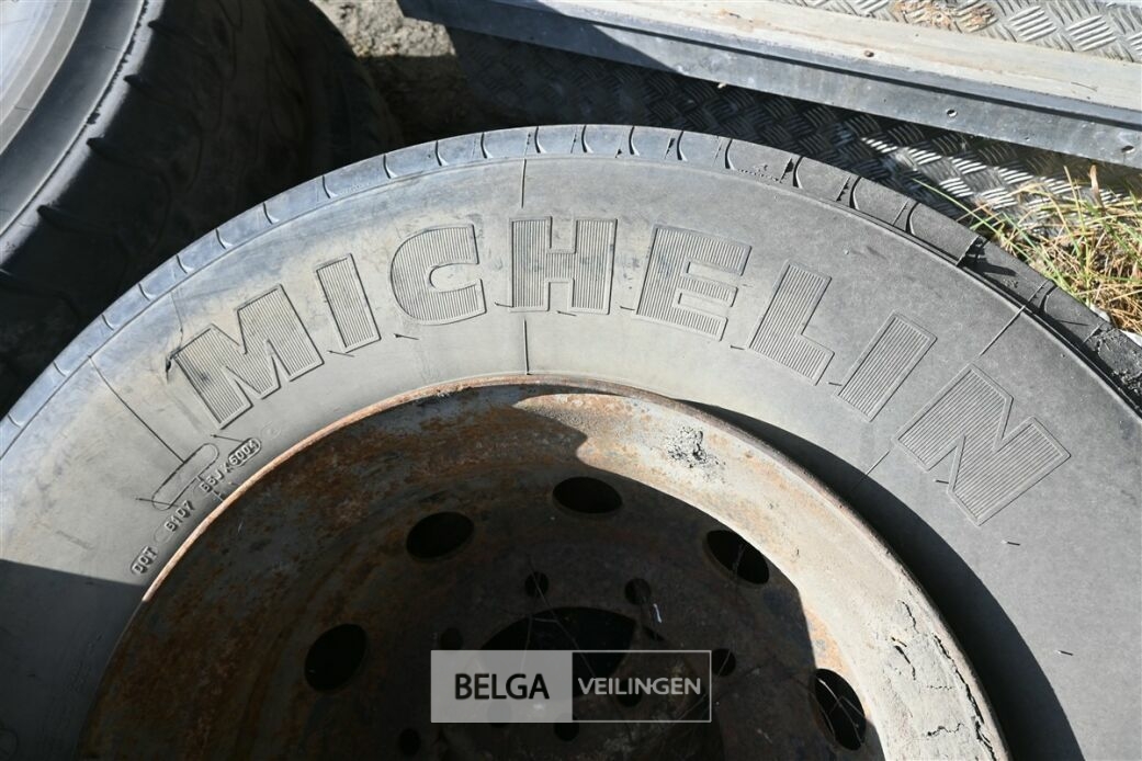 ± 5 Vrachtwagenbanden – foto 8 – kavel bij Belga Veilingen