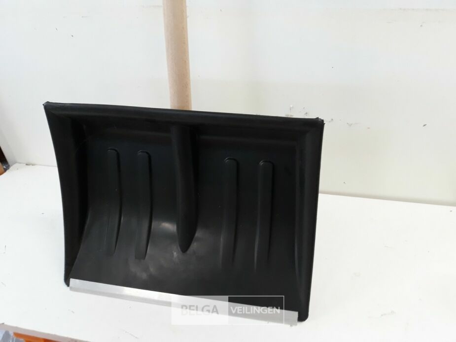 2 x Sneeuwschep pvc 40 cm – foto 3 – kavel bij Belga Veilingen, Oudsbergen