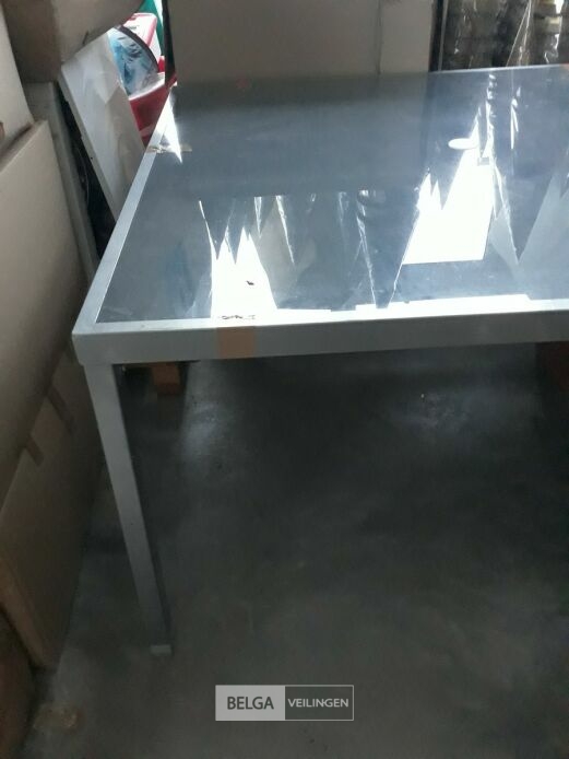 1 x Tuintafel aluminium frame glazen blad showmodel – foto 3 – kavel bij Belga Veilingen, Oudsbergen