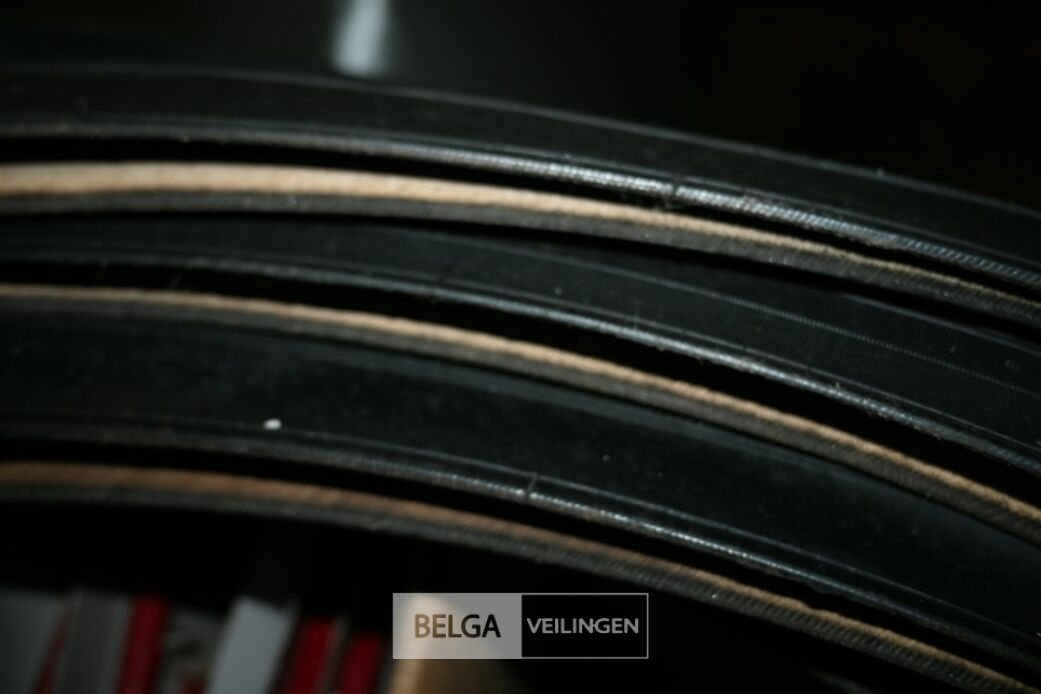 ± 18 Fietsenbanden (buiten) – foto 5 – kavel bij Belga Veilingen, Lummen