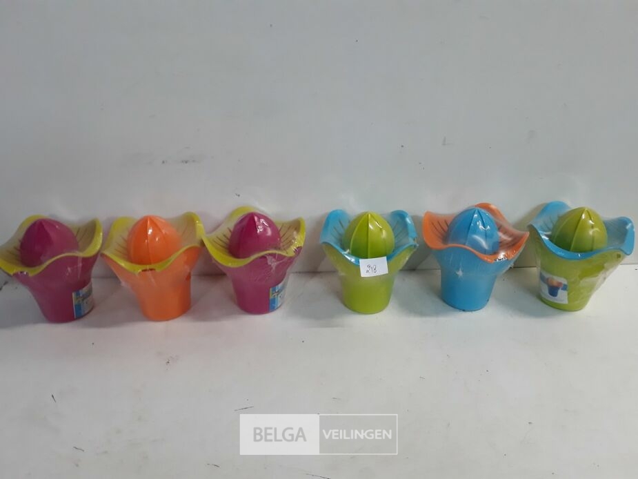 6 x Fruitpers pvc mix kleuren – foto 3 – kavel bij Belga Veilingen, Oudsbergen