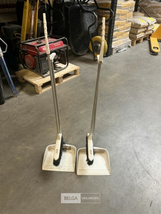 2x Ergonomische stoffer + blik – foto 2 – kavel bij Belga Veilingen