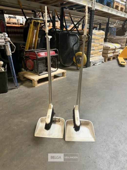 2x Ergonomische stoffer + blik – foto 3 – kavel bij Belga Veilingen