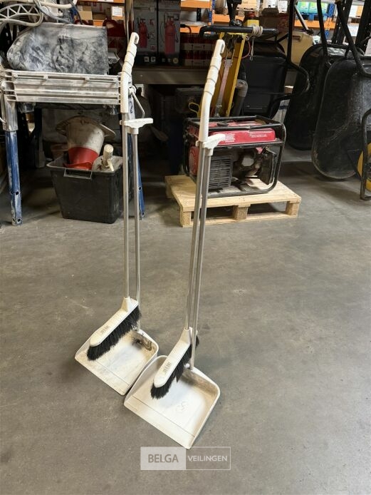 2x Ergonomische stoffer + blik – foto 4 – kavel bij Belga Veilingen