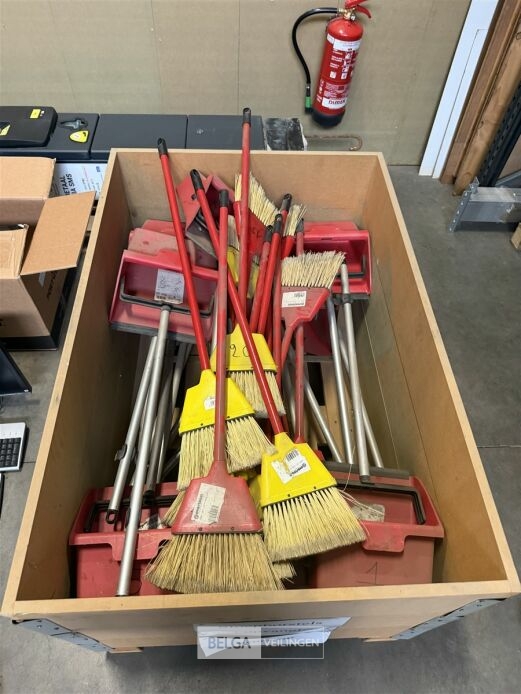 8x Ergonomische stoffer + blik – foto 2 – kavel bij Belga Veilingen