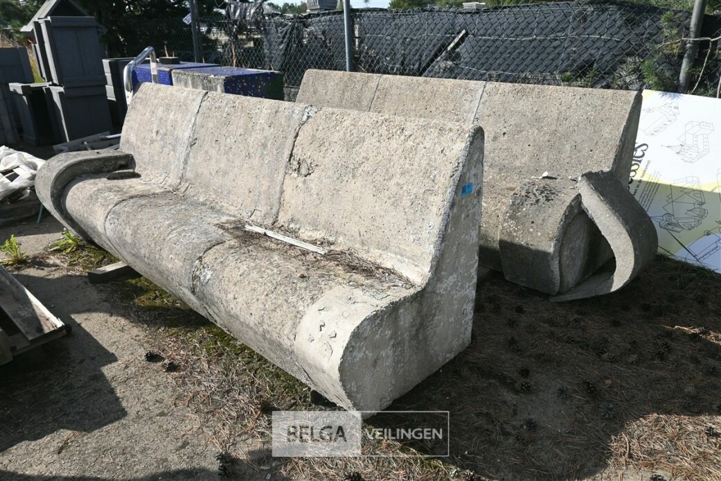 2 Betonnen banken – foto 2 – kavel bij Belga Veilingen