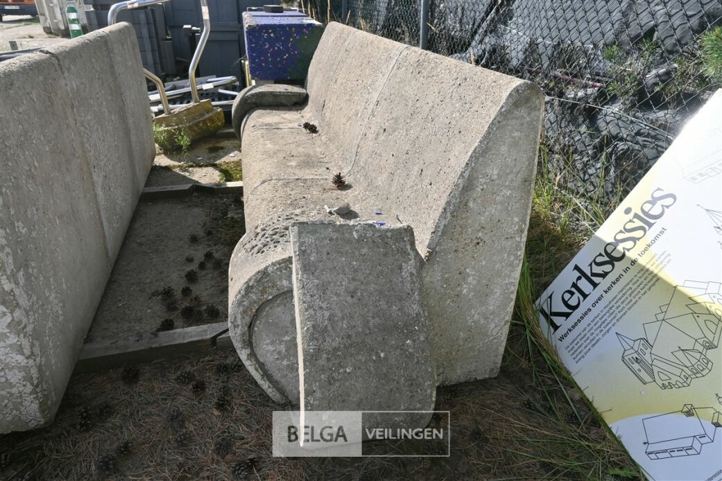 2 Betonnen banken – foto 3 – kavel bij Belga Veilingen
