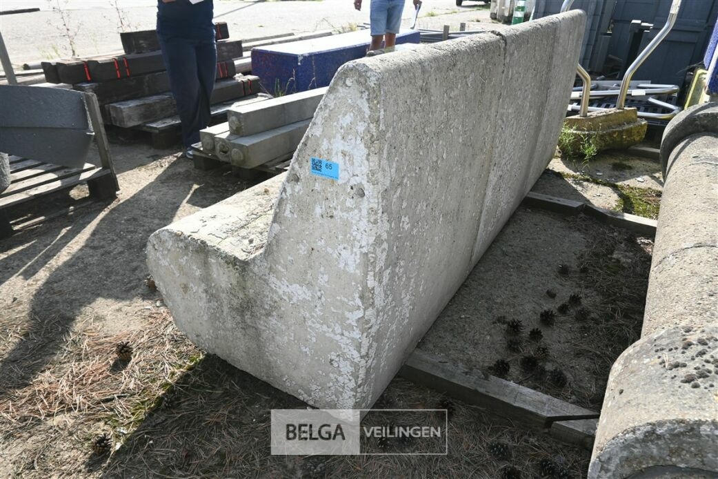 2 Betonnen banken – foto 4 – kavel bij Belga Veilingen