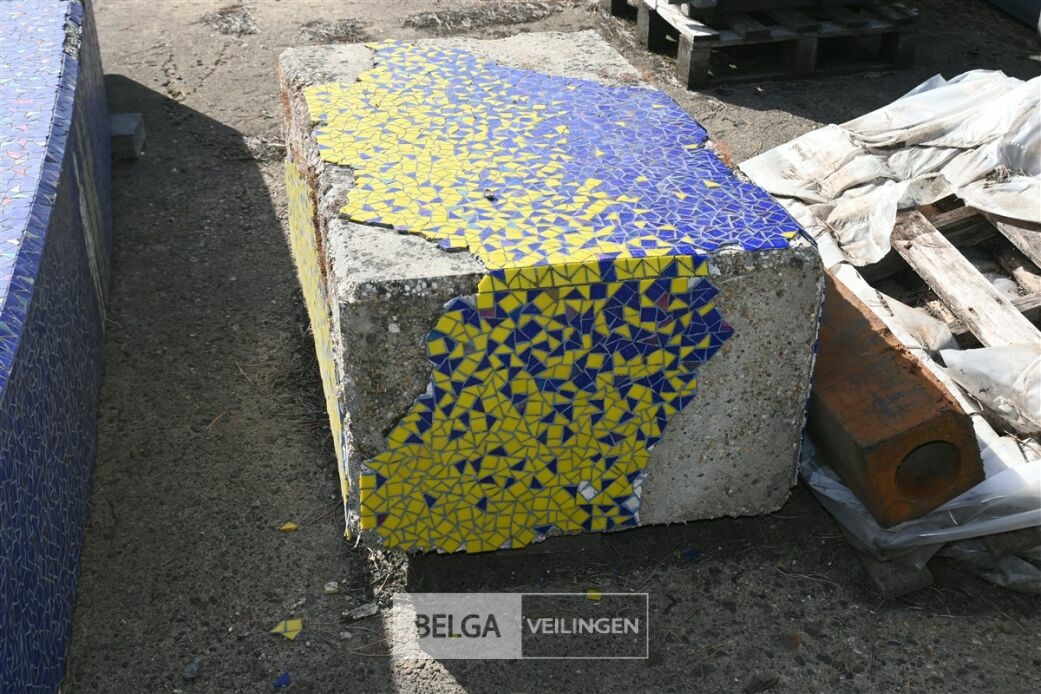 2 Betonnen banken – foto 7 – kavel bij Belga Veilingen