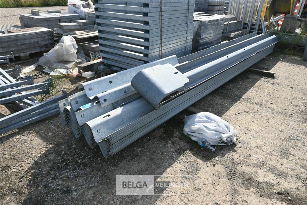 ± 20 Vangrails – foto 2 – kavel bij Belga Veilingen