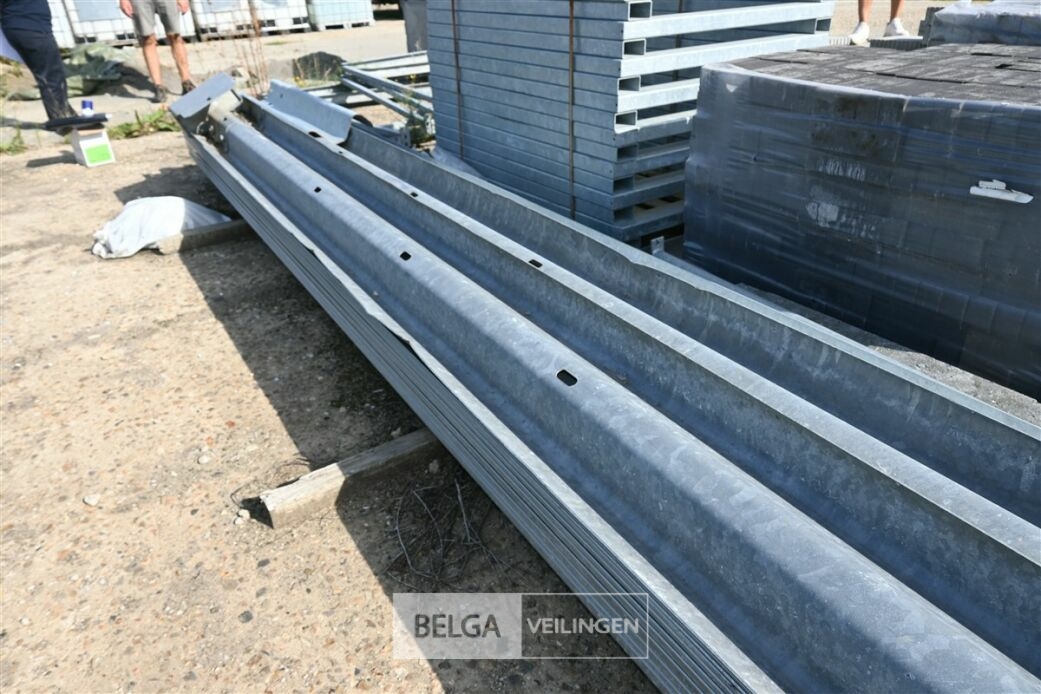 ± 20 Vangrails – foto 5 – kavel bij Belga Veilingen