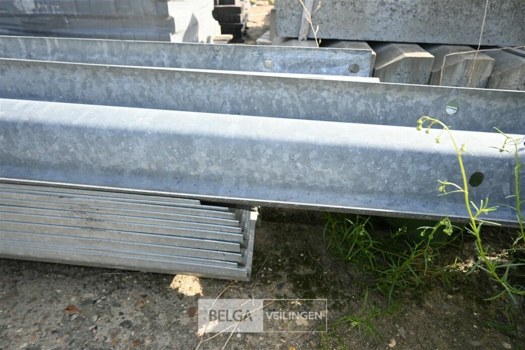 ± 20 Vangrails – foto 6 – kavel bij Belga Veilingen