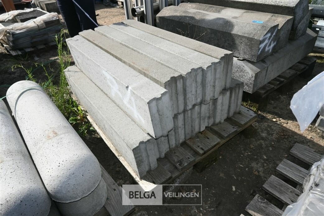 Mix borduurstenen – foto 3 – kavel bij Belga Veilingen
