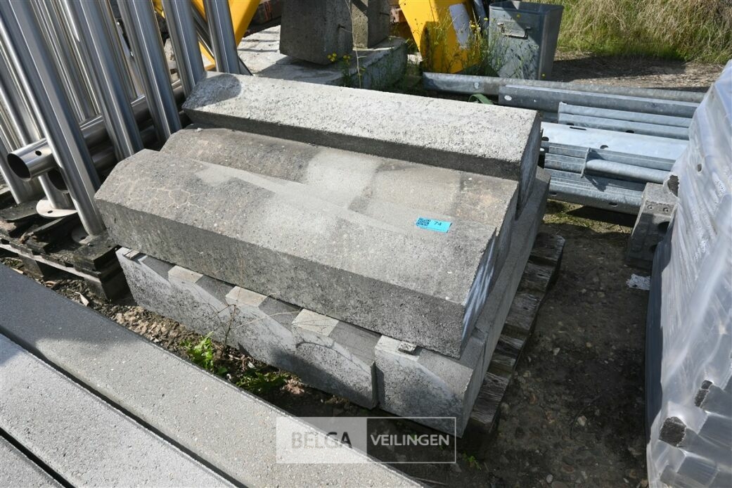 Mix borduurstenen – foto 5 – kavel bij Belga Veilingen