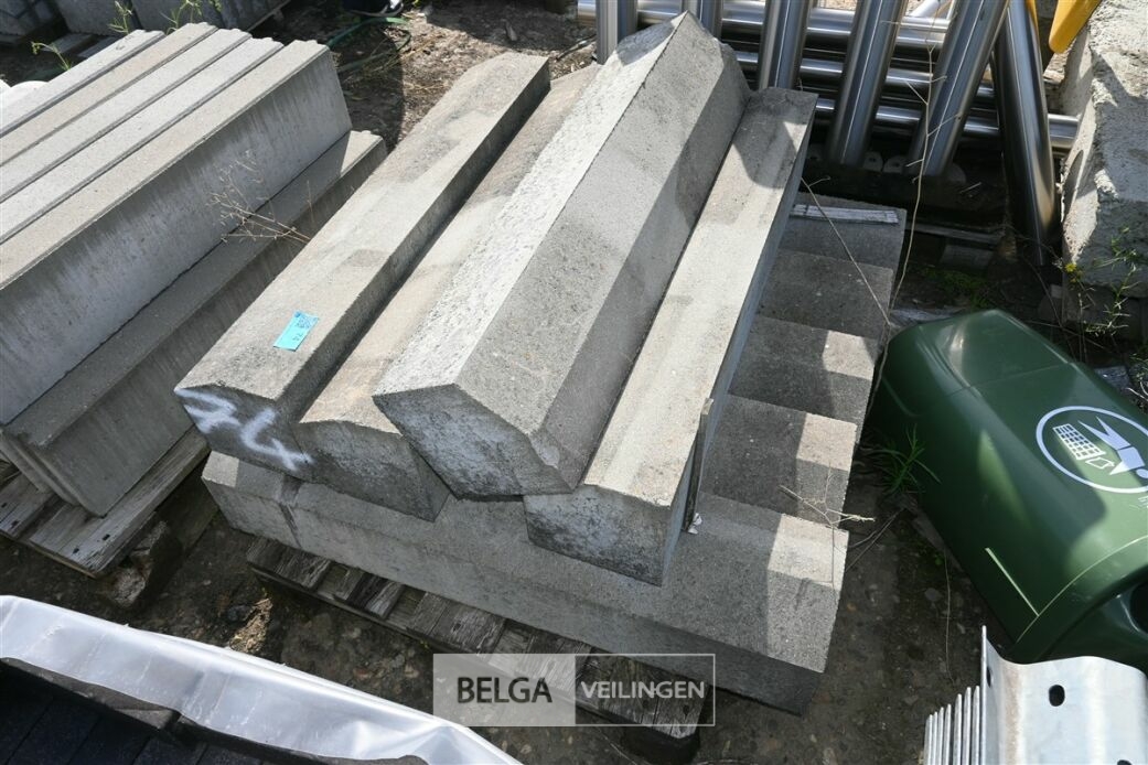 Mix borduurstenen – foto 7 – kavel bij Belga Veilingen