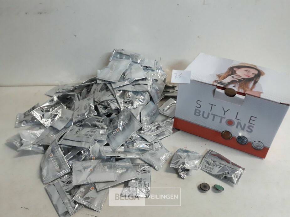1 x Display 200 stuks Buttons diverse motieven – foto 2 – kavel bij Belga Veilingen, Oudsbergen