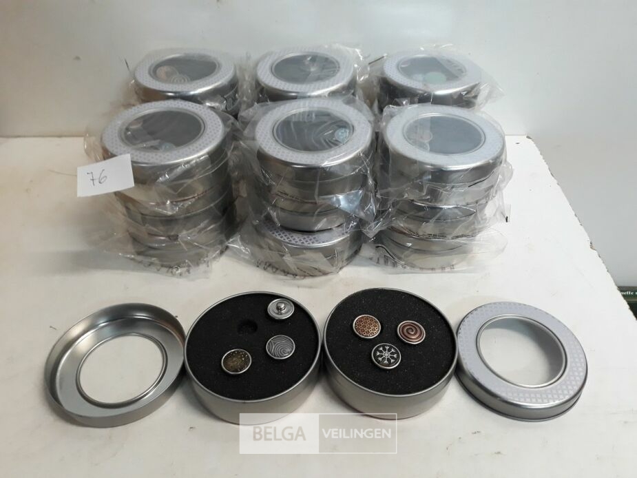 20 x Buttons 3 stuks in metalen doosje – foto 2 – kavel bij Belga Veilingen, Oudsbergen