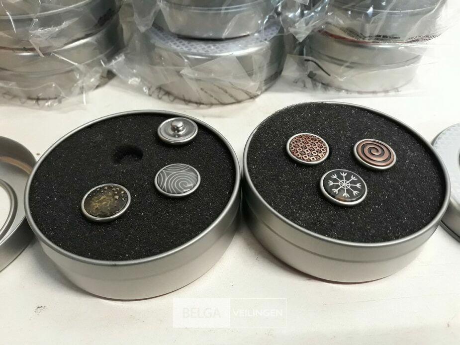 20 x Buttons 3 stuks in metalen doosje – foto 3 – kavel bij Belga Veilingen, Oudsbergen