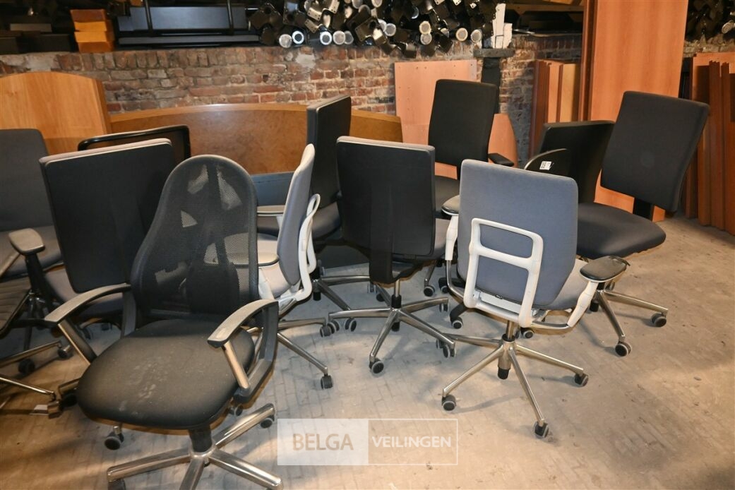 Partij bureaustoelen – foto 2 – kavel bij Belga Veilingen