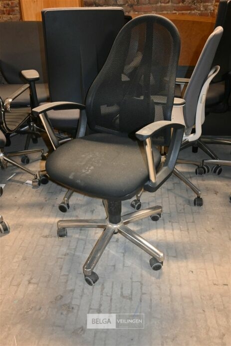 Partij bureaustoelen – foto 4 – kavel bij Belga Veilingen