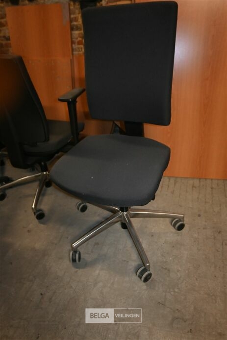 Partij bureaustoelen – foto 6 – kavel bij Belga Veilingen