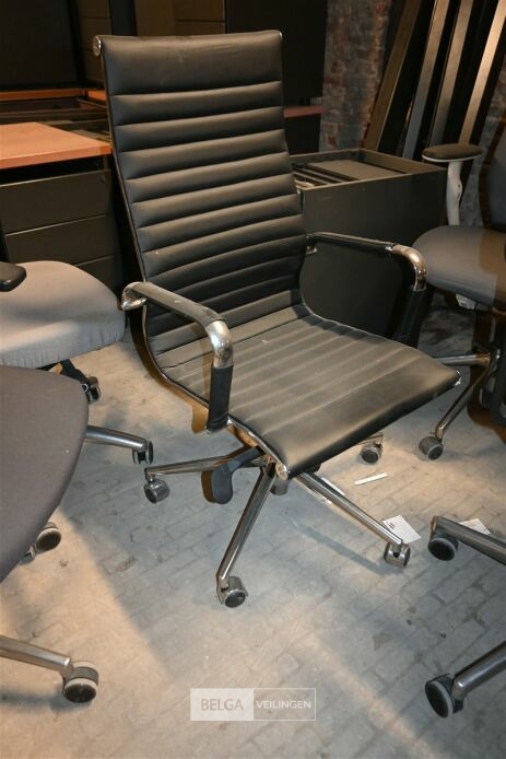 Partij bureaustoelen – foto 7 – kavel bij Belga Veilingen