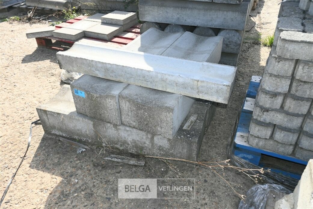 ± 7 diverse betonnen goten – foto 5 – kavel bij Belga Veilingen
