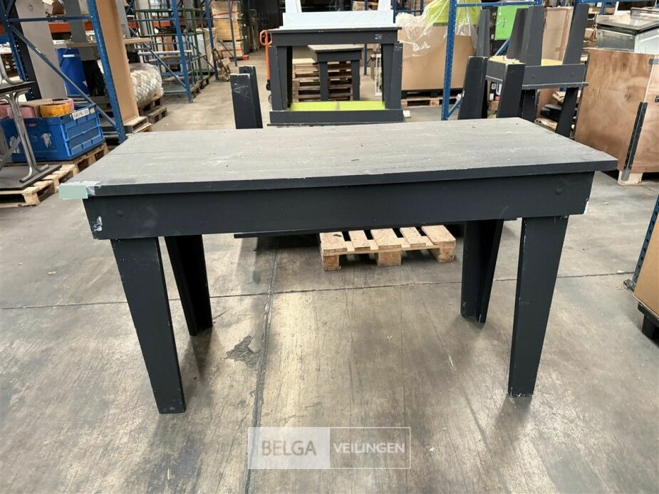 Houten tafel/presentatietafel – foto 2 – kavel bij Belga Veilingen, Lummen