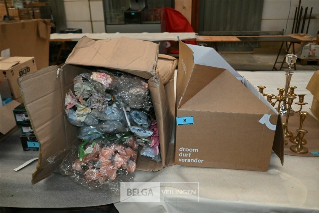 Boekenhouder + stoffen bloemen – foto 2 – kavel bij Belga Veilingen, Lummen