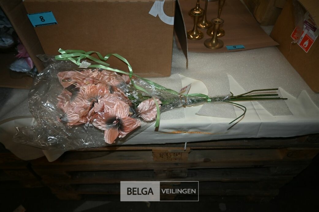 Boekenhouder + stoffen bloemen – foto 3 – kavel bij Belga Veilingen, Lummen