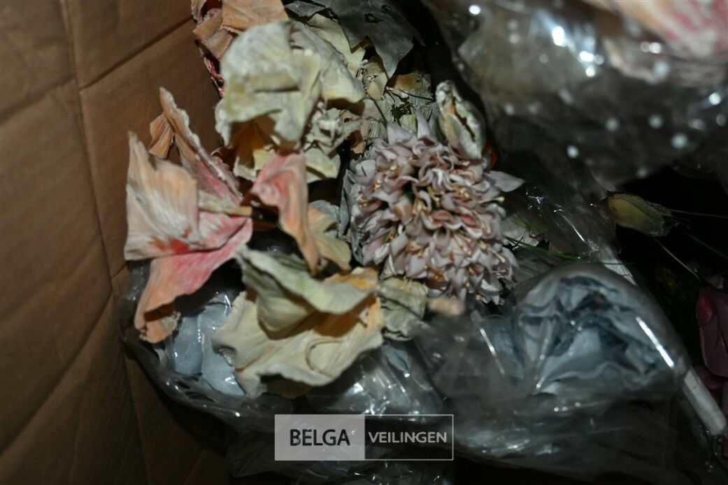Boekenhouder + stoffen bloemen – foto 4 – kavel bij Belga Veilingen, Lummen
