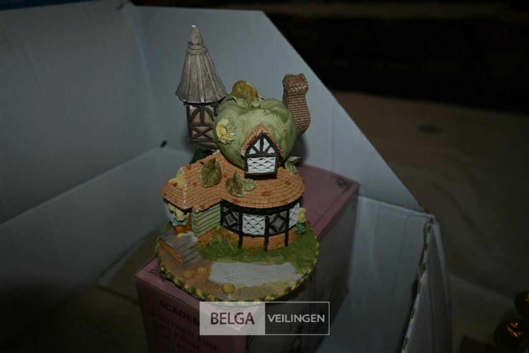 Boekenhouder + stoffen bloemen – foto 6 – kavel bij Belga Veilingen, Lummen