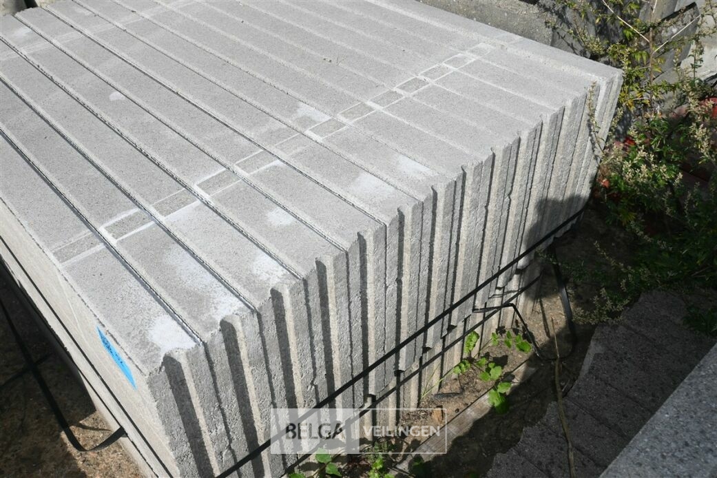 ± 50 Borduurstenen – foto 5 – kavel bij Belga Veilingen