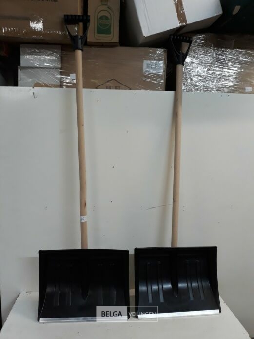 2 x Sneeuwschep pvc 40 cm – foto 2 – kavel bij Belga Veilingen, Oudsbergen