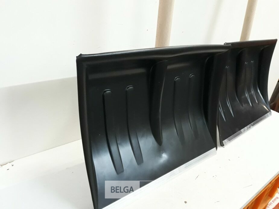 2 x Sneeuwschep pvc 40 cm – foto 3 – kavel bij Belga Veilingen, Oudsbergen
