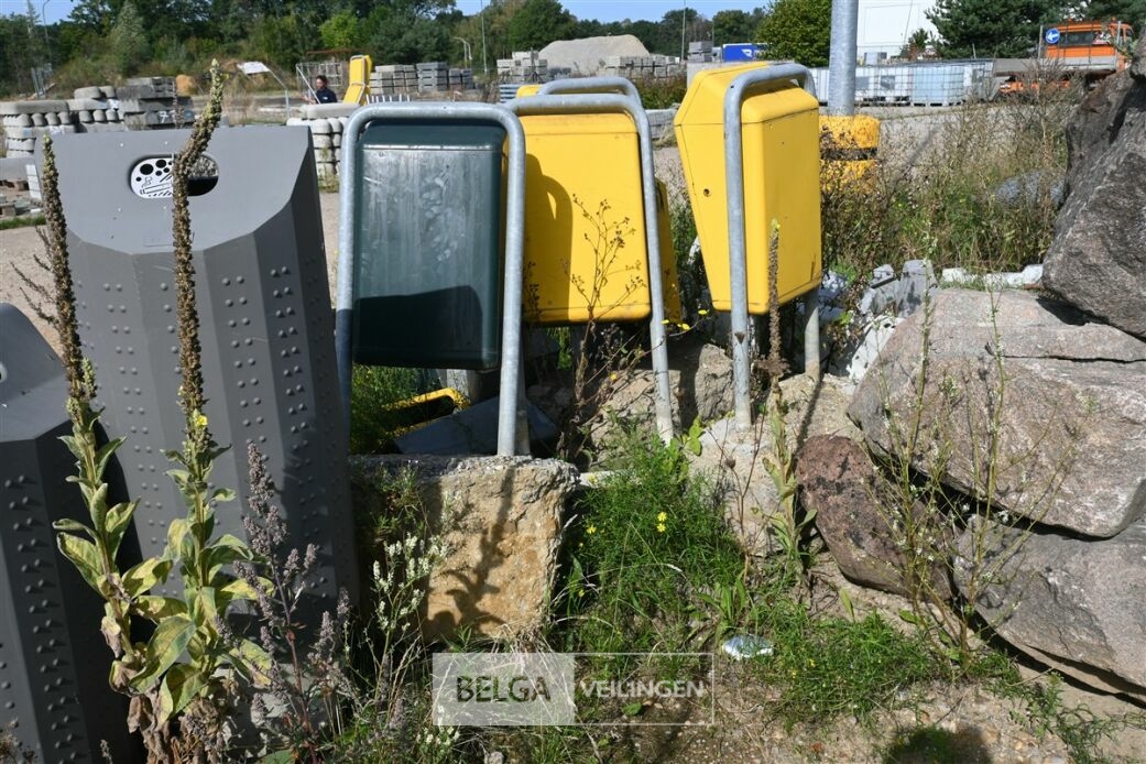 ± 12 Vuilnisbakken – foto 8 – kavel bij Belga Veilingen