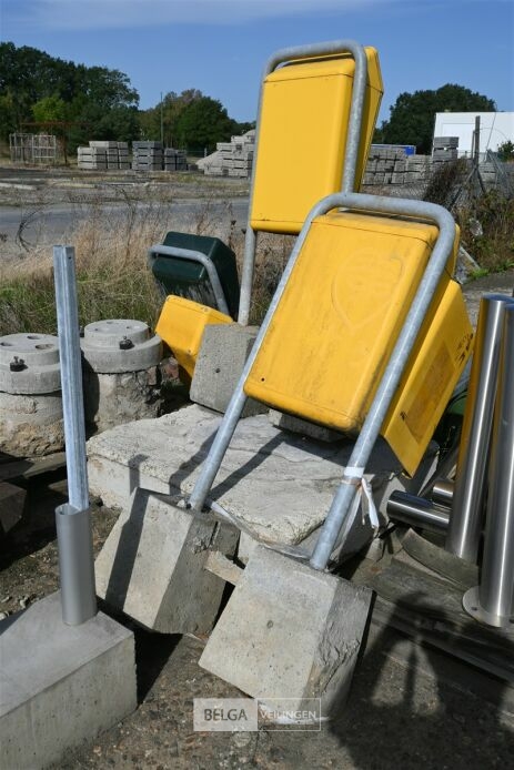 ± 12 Vuilnisbakken – foto 9 – kavel bij Belga Veilingen