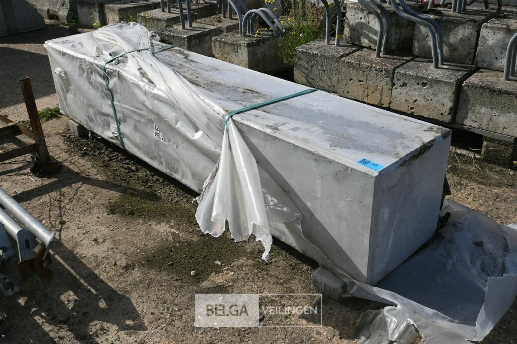 Betonnen zitbank – foto 2 – kavel bij Belga Veilingen