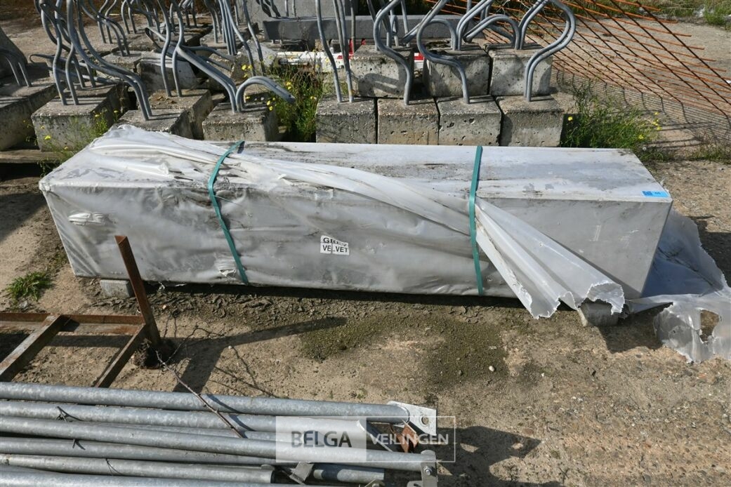 Betonnen zitbank – foto 3 – kavel bij Belga Veilingen