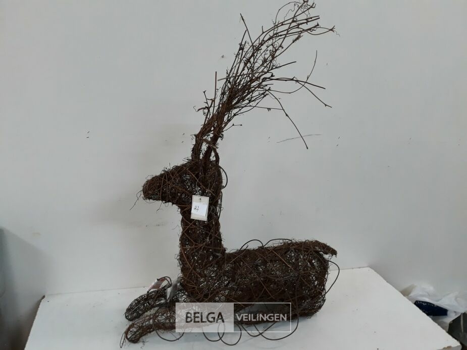1 x Hert zittend bruin met verlichting 55x55 cm – foto 2 – kavel bij Belga Veilingen, Oudsbergen