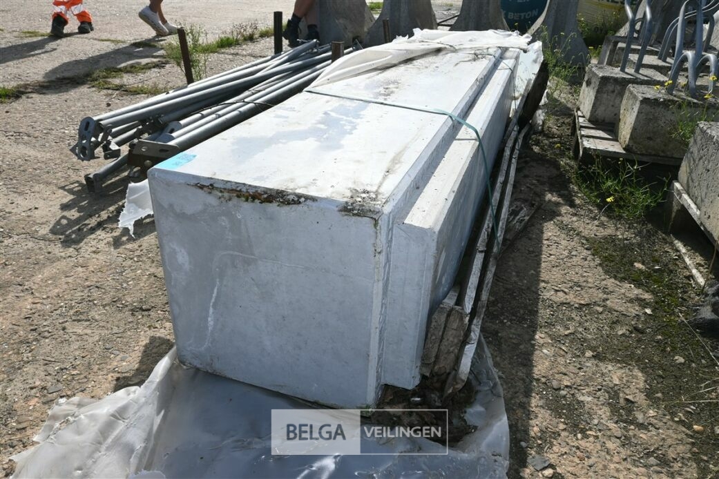 Betonnen zitbank – foto 4 – kavel bij Belga Veilingen