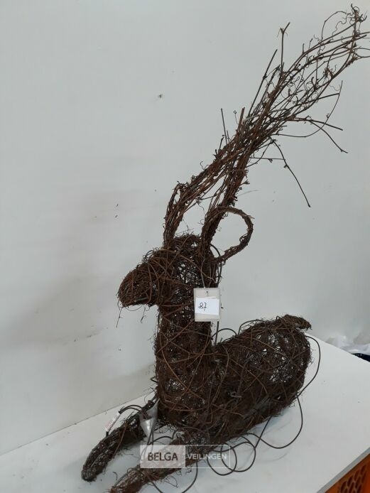1 x Hert zittend bruin met verlichting 55x55 cm – foto 3 – kavel bij Belga Veilingen, Oudsbergen