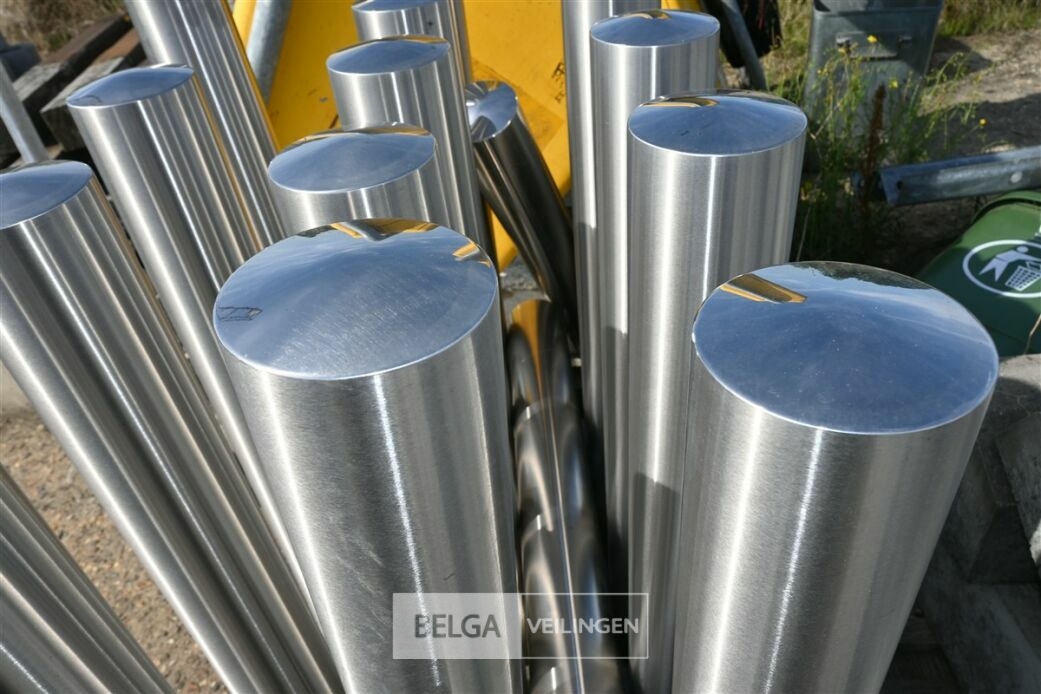 ± 18 Paaltjes INOX – foto 4 – kavel bij Belga Veilingen