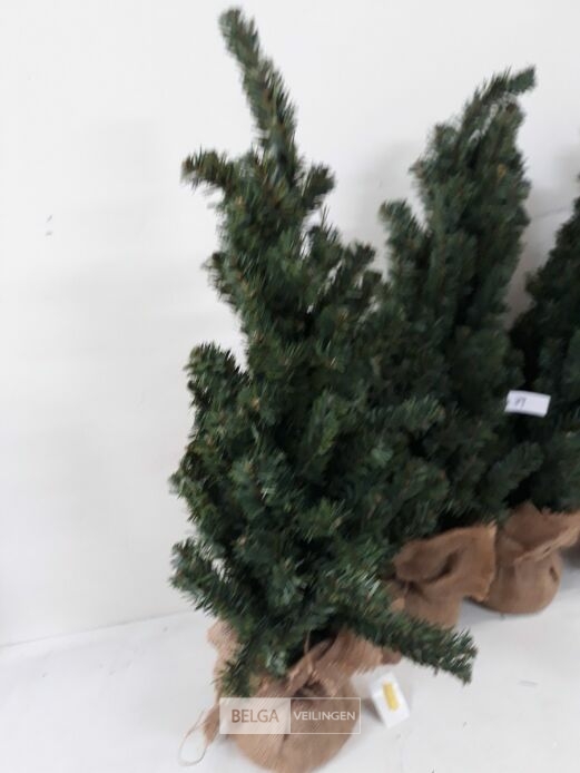 4 x Kerstboom kunststof met kluit 60 cm – foto 4 – kavel bij Belga Veilingen, Oudsbergen
