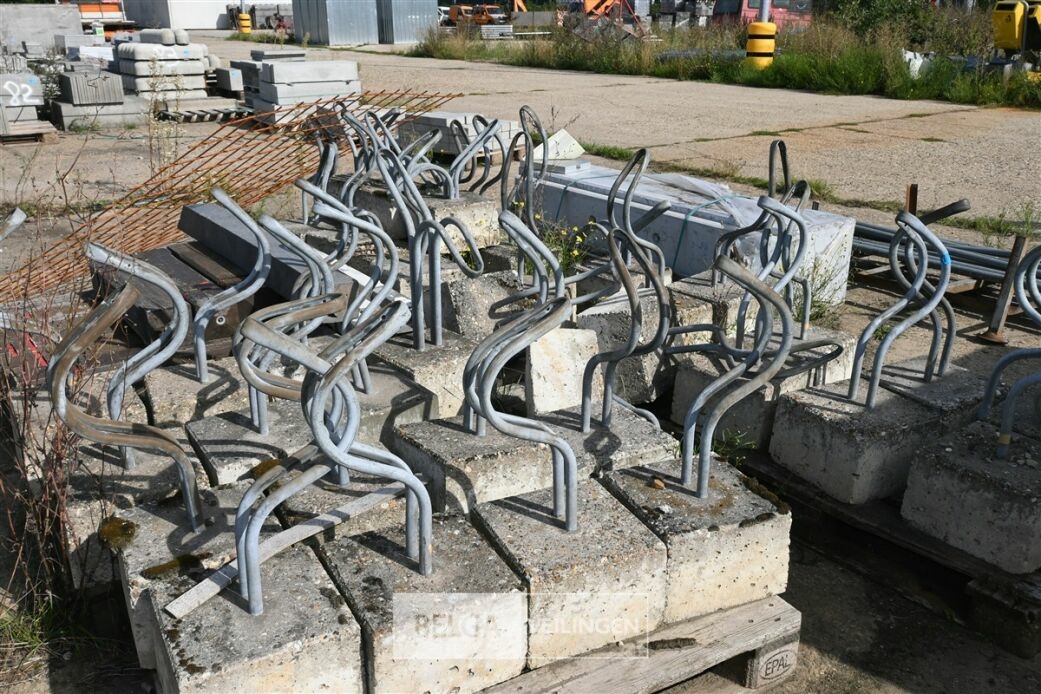 ± 37 Fietsbeugel in betonnen voet – foto 2 – kavel bij Belga Veilingen