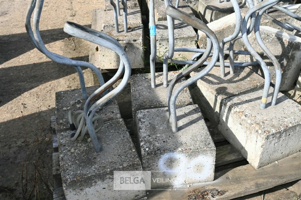 ± 37 Fietsbeugel in betonnen voet – foto 4 – kavel bij Belga Veilingen