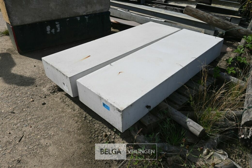 2x Betonnen sokkels – foto 2 – kavel bij Belga Veilingen