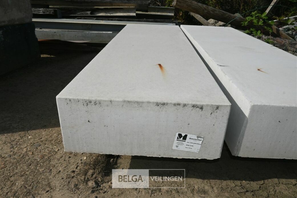 2x Betonnen sokkels – foto 4 – kavel bij Belga Veilingen