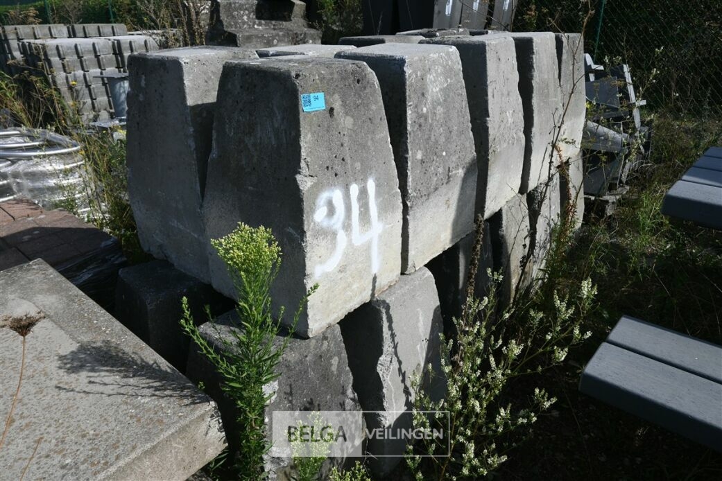 ± 20 Betonnen blokken – foto 2 – kavel bij Belga Veilingen