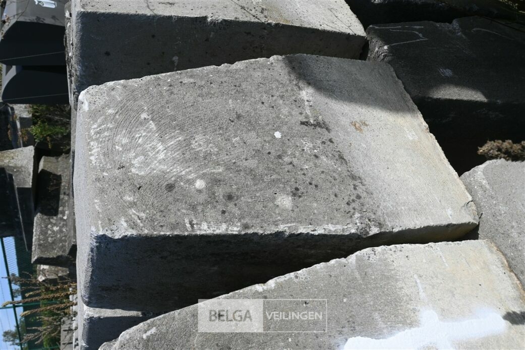 ± 20 Betonnen blokken – foto 3 – kavel bij Belga Veilingen